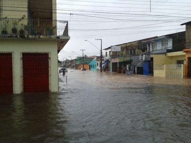 Rua Raimundo Correia, no bairro do Monte Castelo, em São Luís, fica alagada após chuva (Foto: Willame Silva)