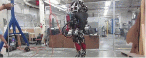 Robô é chutado e se mantém de 
pé, sem perder o equilíbrio; veja (Divulgação/YouTube)