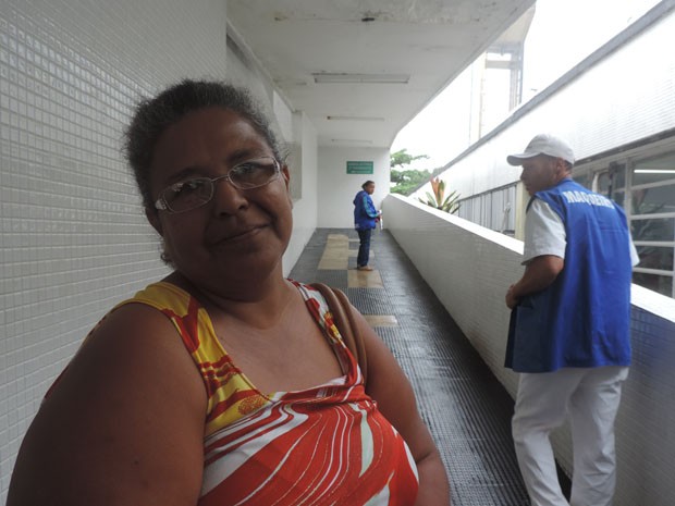 Dulcilene de Melo levou o marido para trocar a sonda - espera ultrapassava três horas (Foto: Katherine Coutinho/G1) Dulcilene de Melo levou o marido para trocar a sonda - espera ultrapassava três horas (Foto: Katherine Coutinho/G1)