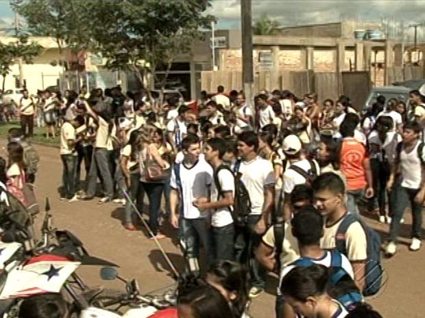 Alunos e professores protestam contra violência escolar em Altamira. (Foto: Reprodução/TV Liberal)