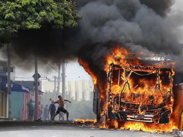  Cinco ônibus foram incendiados e três depredados no terminal Vida Nova, na periferia de Campinas (interior de São Paulo), nesta segunda-feira (13) (Foto: Moacyr Lopes Junior/Folhapress)