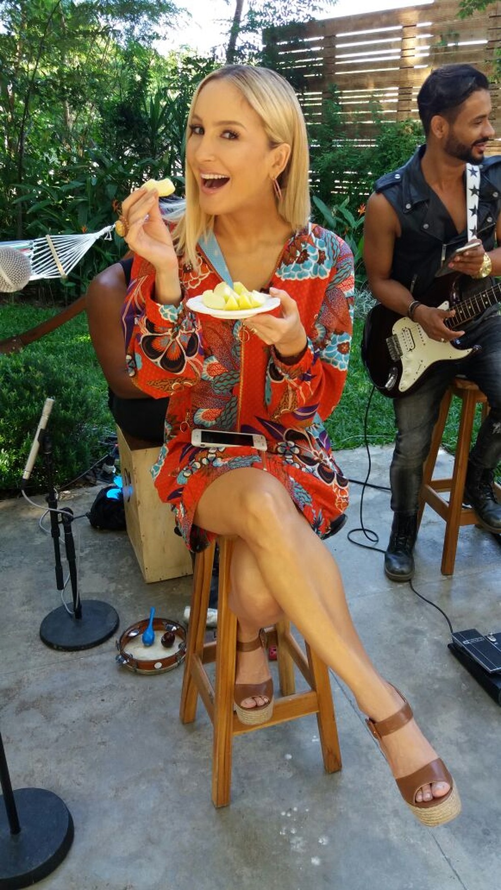 Claudia Leitte comendo sua maçã nos bastidores: 'Saco vazio não pára em pé!' (Foto: Adriana Hercowitz/Gshow)