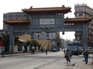 Portão na Chinatown de Havana (Foto: Creative Commons/Delznaga)
