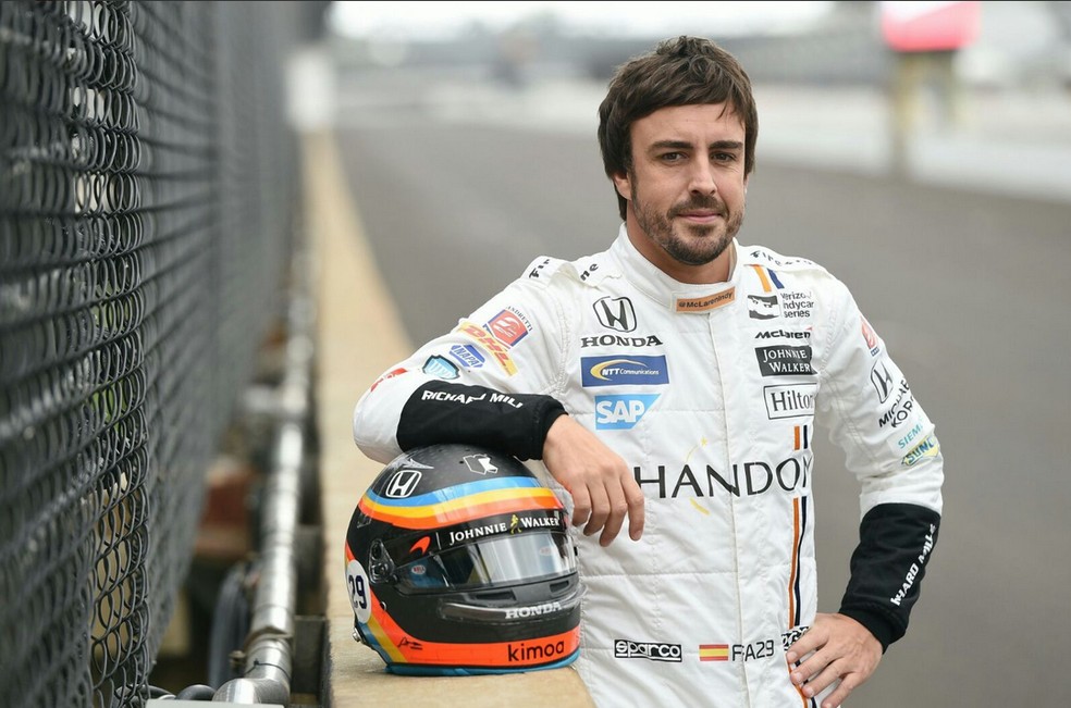 Fernando Alonso com o macacão e capacete para as 500 Milhas (Foto: reprodução)