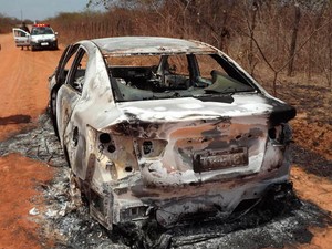 Veículo do agente foi encontrado completamente queimado (Foto: Marcelino Neto)