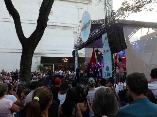 "Coral Mãos que Cantam e Encantam" emocionou público presente na praça Pio XII. (Foto: Natália de Oliveira/G1)