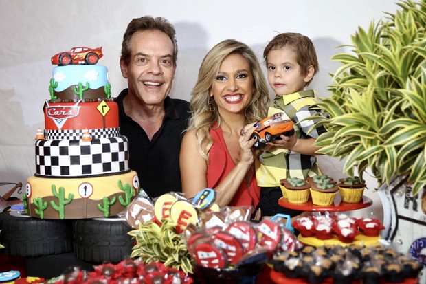 Gilberto Zaborowsky, Luisa Mell e Enzo (Foto: Manuela Scarpa/Brazil News)