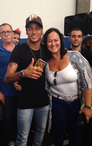 Neymar e mãe Nadine, praia grande (Foto: Antonio Marcos)
