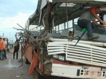 Ônibus ficou destruído após acidente (Foto: Resumo Diário)