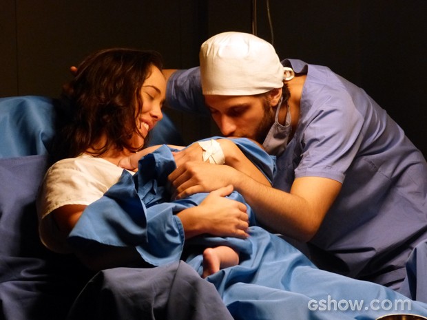 José Alfredo dá um beijo carinhoso na filha recém-nascida  (Foto: Império/TV Globo)