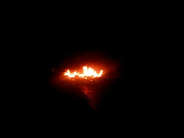 Pneus queimados isolam a via, em Pacaraima (Foto: Elvis Peixoto)