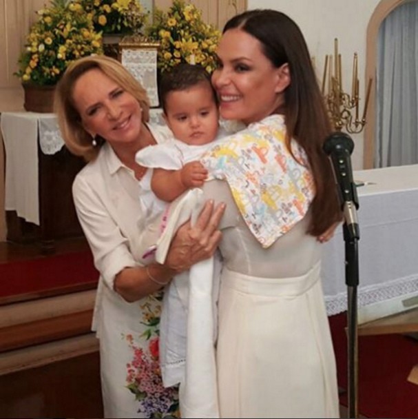 Carolina Ferraz e Anna durante o batizado da menininha (Foto: Reprodução Instagram)