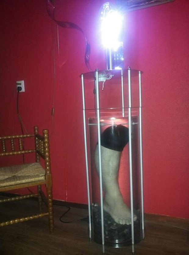 Holandês exibiu na web perna amputada transformada em lâmpada (Foto: Reprodução/Facebook/Leo Bonten)