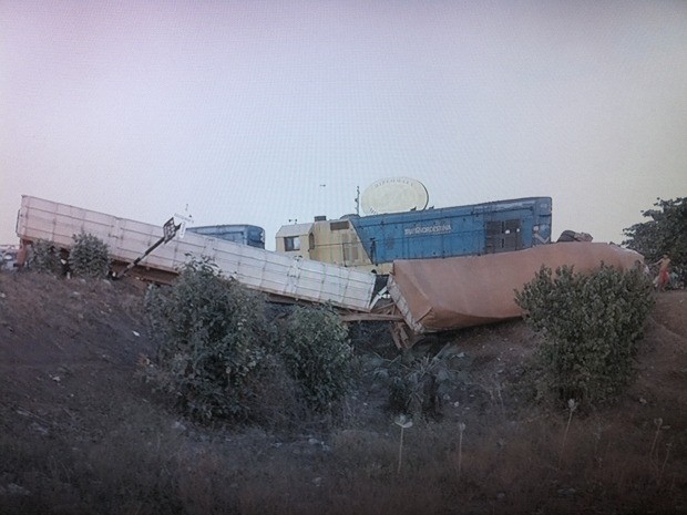 Com o impacto da colisão, um vagão do trem descarrilou (Foto: TV Verdes Mares/Reprodução)