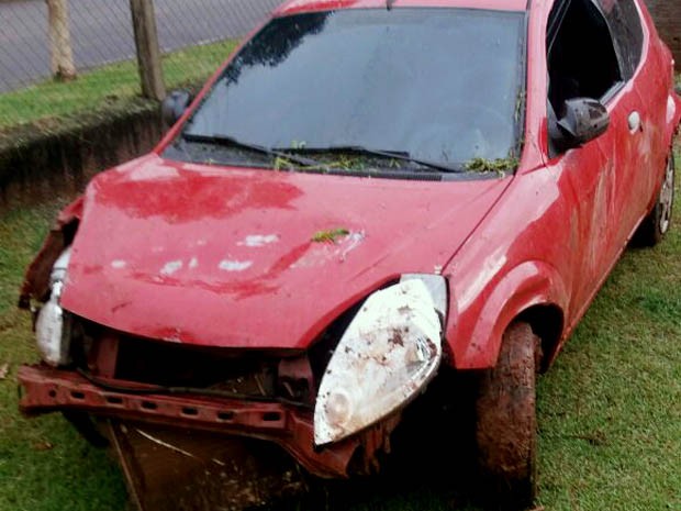Motorista bateu na cerca de uma fazenda antes de abandonar o carro (Foto: Polícia Militar/Cedida)