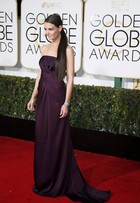 Katie Holmes usa superaplique nos cabelos no Globo de Ouro