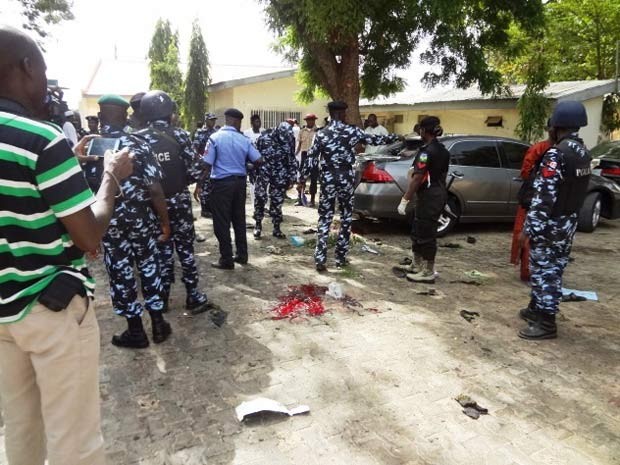 Policiais foram ao local em que uma bomba explodiu nesta segunda (23) em Kano (Foto: AFP PHOTO AMINU ABUBAKAR)