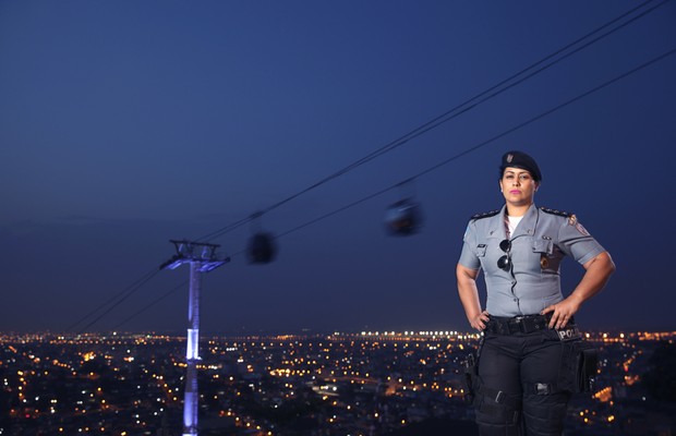  A capitão Bianca no complexo do Alemão.O marido,também PM,morreu em tiroteio com traficantes. (Foto: Agencia Sincro)