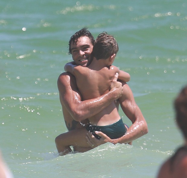 Giba com a mulher, Maria Luiza e o filho, Patrick se divertem na praia da Barra da Tijuca (Foto: Dilson Silva/AgNews) Giba com a mulher, Maria Luiza e o filho, Patrick se divertem na praia da Barra da Tijuca (Foto: Dilson Silva/AgNews)