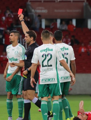 Expulsão de Leandro Almeida definiu a vitória do Inter, diz William Machado