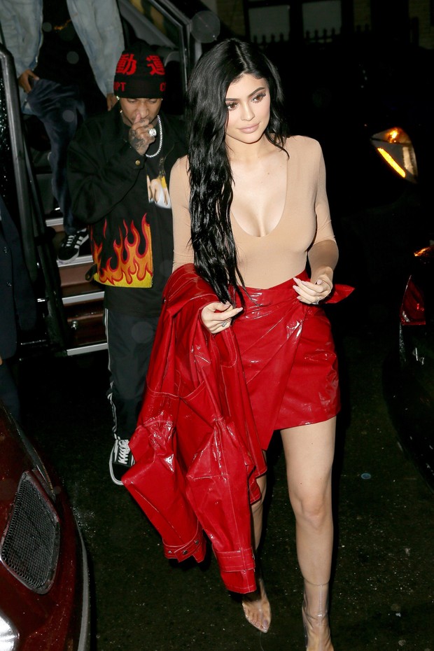 Kylie Jenner e o namorado, Tyga, em Nova York, nos Estados Unidos (Foto: AKM-GSI/ Agência)
