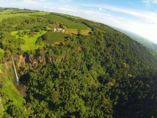 Imagem feita com o 'drone caipira' da cachoeira de Cássia dos Coqueiros (Foto: Luciano Semeão)