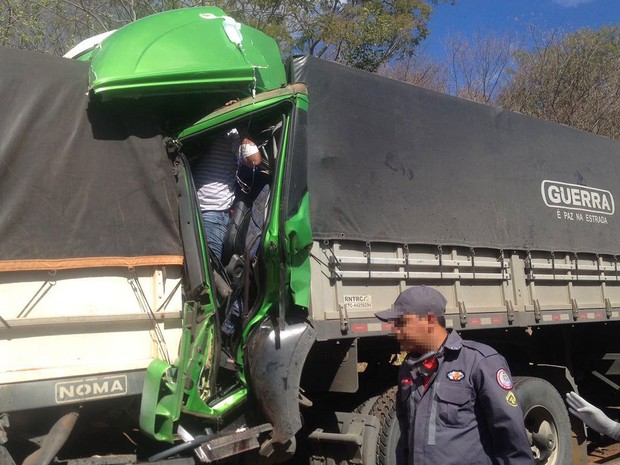 Homem é prensado por cabine após batida na BR-242, na Bahia (Foto: George José / Blo do Sigi Vilares)