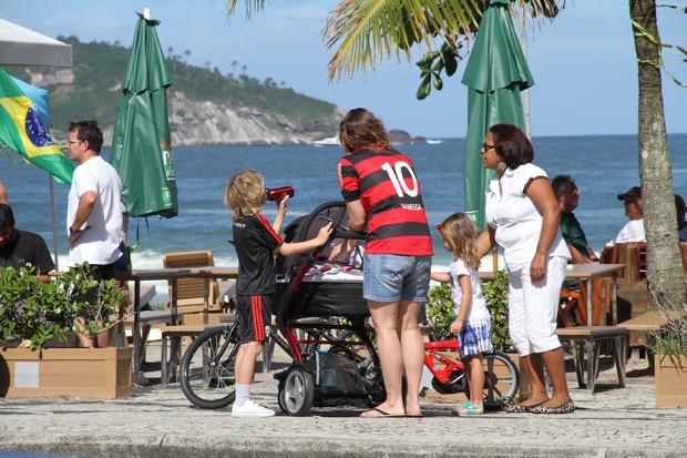 Vanessa Lóes com os filhos (Foto: Wallace Barbosa / AgNews)
