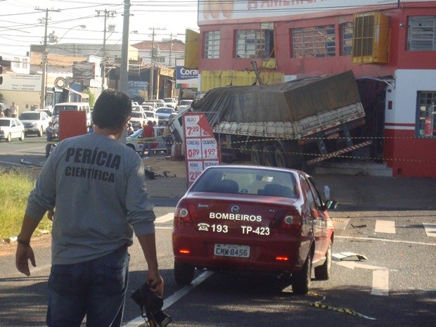 Acidente interditou as avenidas próximas ao supermercado (Foto: Marcos Lavezo/G1)