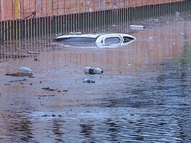Carro ficou embaixo da água na avenida Nações Unidas (Foto: Reprodução / TV TEM)
