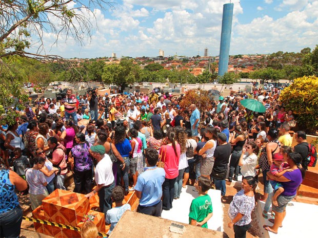Enterro do menino Joaquim reúne centenas de pessoas em São Joaquim da Barra, SP (Foto: F.L. Piton/A Cidade)