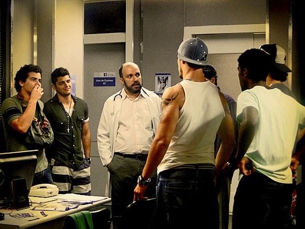 Iran, Leandro, Darkson, Valentim, Lúcio e Diógenes tomam um susto ao ouvir que Suelen está grávida (Foto: Avenida Brasil/ TV Globo)
