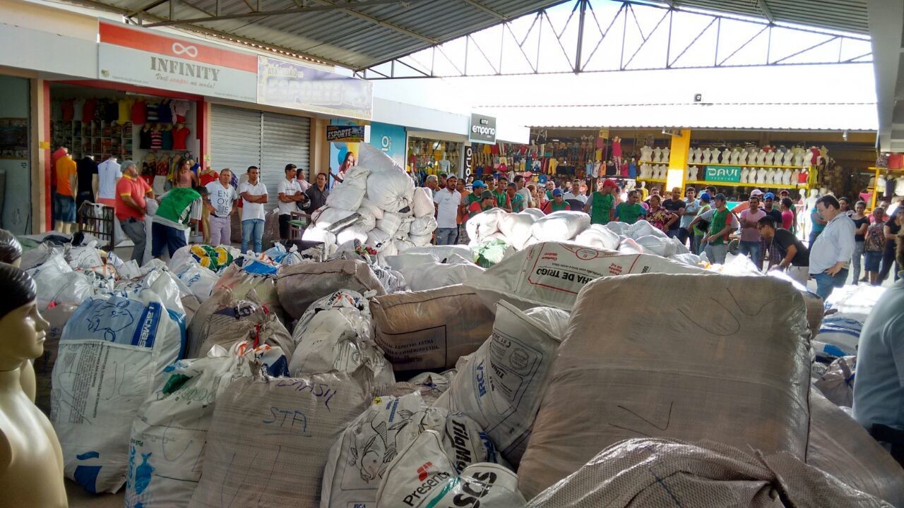 Roupas supostamente falsificadas apreendidas em Santa Cruz do Capibaribe, Pernambuco (Foto: Divulgação/ Polícia Civil)