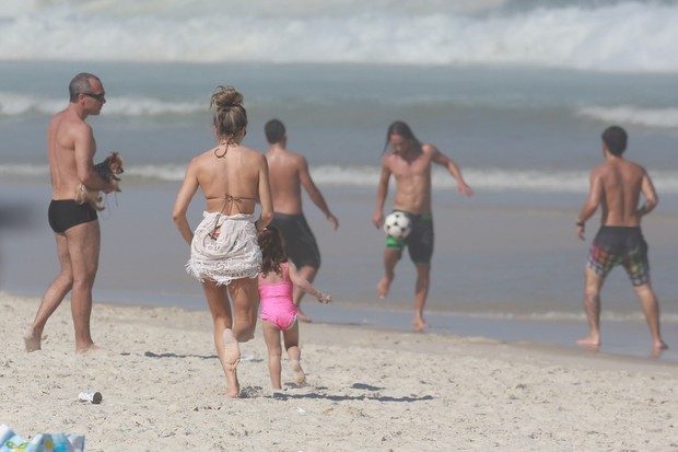 Grazi Massafera na praia com a filha Sofia (Foto: Dilson Silva/ AG. News) Grazi Massafera na praia com a filha Sofia (Foto: Dilson Silva/ AG. News)