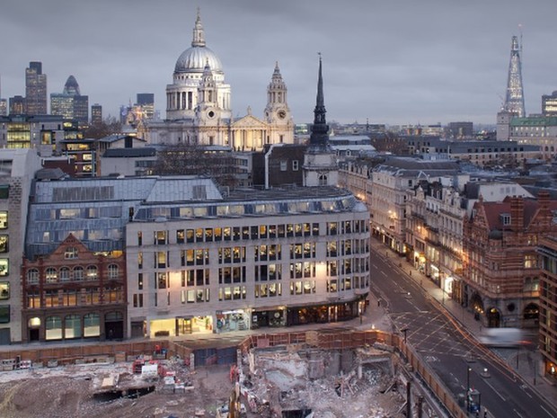 Fotos exibidas em exposição mostram vistas da capital britânica obtidas pelo vazio  (Foto: Andy Spain)