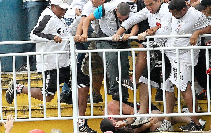 confusão torcida Atlético-PR e Vasco jogo (Foto: Reuters)