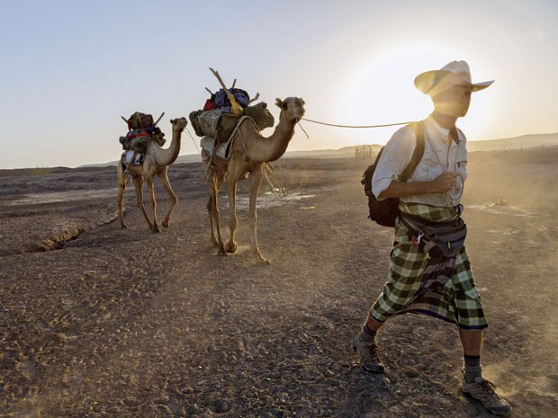 Paul Salopek caminha no deserto da Etiópia (Foto: AP Photo/National Geographic Society, John Stanmeyer)