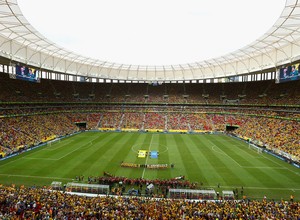 As seleções do Brasil e Japão, antes do início da partida de abertura da Copa das Confederações, em 15 de junho, no estádio Mané Garrincha, em Brasília (Foto: Clive Mason/Getty Images)