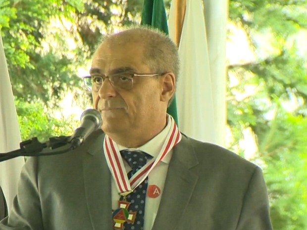 Secretário da Casa Civil, Marco Antônio Rezende Teixeira, recebendo a medalha Comenda da Liberdade e Cidadania, em Tiradentes, em novembro de 2015 (Foto: Reprodução/TV Globo)