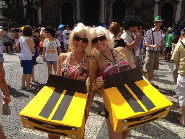 Amigas se fantasiaram de 'Camaro Amarelo' no bloco 'Fogo e Paixão', no Rio (Foto: Renata Soares/G1)