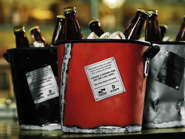 Ação do Detran-PR transforma carros batidos em baldes de gelo (Foto: Divulgação)