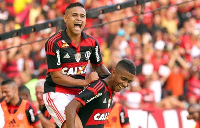 Everton comemora gol do Flamengo contra o Coritiba (Foto: Gilvan de Souza / Flamengo)