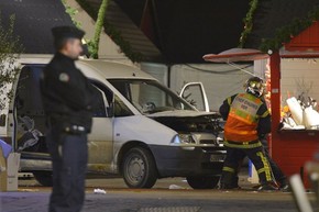Bombeiro inspeciona van que foi lançada sobre pedestres nesta segunda-feira (22) na cidade de Nantes, na França (Foto: Georges Gobet/AFP) Bombeiro inspeciona van que foi lançada sobre pedestres nesta segunda-feira (22) na cidade de Nantes, na França (Foto: Georges Gobet/AFP)