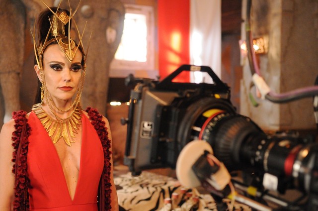 Flávia Monteiro pronta para entrar em cena em 'A Terra Prometida' (Foto: Munir Chatack/ Record)