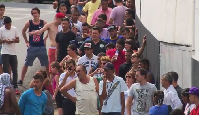 Cambistas furam fila de corintianos e revendem ingressos por até R$ 150