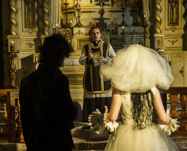 Gabriel e Malvina vão até igreja para tentar realizar casamento (Foto: Renato Rocha Miranda / TV Globo)