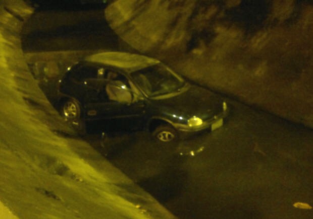 Carro caiu em um canal em Santo (Foto: Solange Freitas/TV Tribuna)