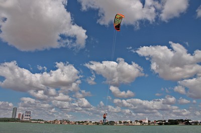 Manobras radicias  são feitas com o kitesurf (Foto: Emerson Rocha)