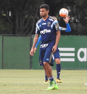 Cleiton Xavier volta a treinar com bola no Palmeiras após 45 dias
