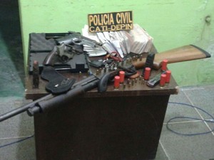 Armas foram encontradas em posto de combustível nesta quarta-feira (24) (Foto: Divulgação/ Polícia Civil)
